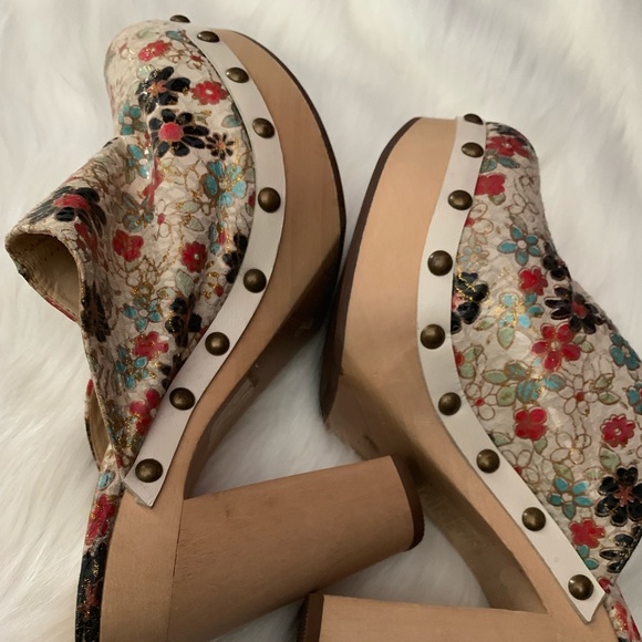 Clogs - Picture 2 of 6